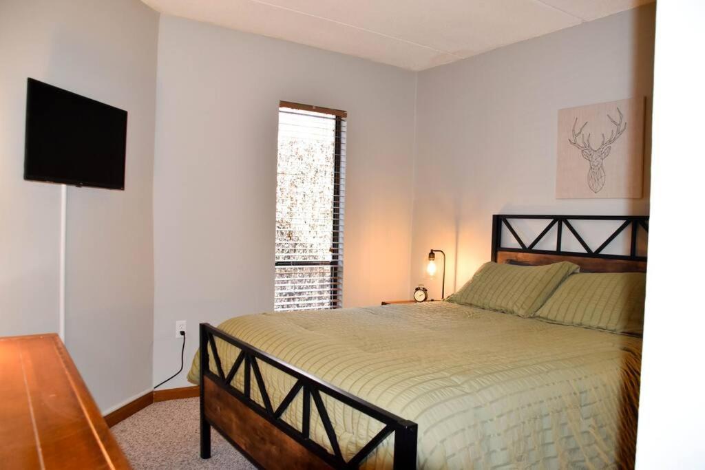 Appartement Cozy Mountain Getaway! Mountain Views! 2 Bed, 2 Bath, Sleeps 6 à Gatlinburg Extérieur photo