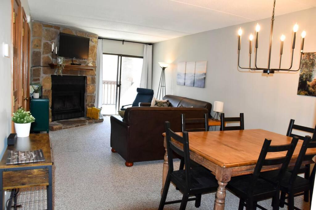 Appartement Cozy Mountain Getaway! Mountain Views! 2 Bed, 2 Bath, Sleeps 6 à Gatlinburg Extérieur photo