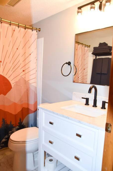 Appartement Cozy Mountain Getaway! Mountain Views! 2 Bed, 2 Bath, Sleeps 6 à Gatlinburg Extérieur photo