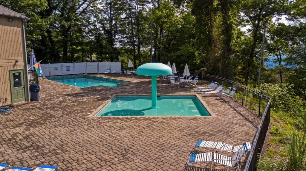 Appartement Cozy Mountain Getaway! Mountain Views! 2 Bed, 2 Bath, Sleeps 6 à Gatlinburg Extérieur photo